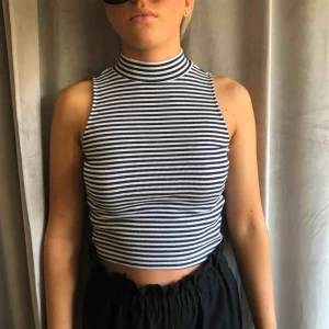  - Polotröja utan ärmar från H&M, använd 2 gånger. Köparen står för frakten!