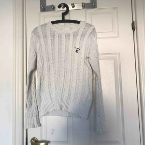  - En vit kabelstickad tröja från Bondelid i storlek M. Tröjan är i bra skick! Kan mötas upp i Uppsala eller så står köparen för frakt.