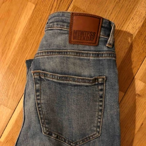  - Weekday Thursday, avklippta. Snygga och sparsamt använda. Kan hämtas eller skickas - köparen betalar frakten