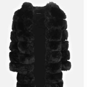  - Päls jacka (Faux fur) med luva. Endast använt 1 gång! Super bra skick och nyköpt. Jätte mysig och varm. Säljer på grund av att den är lite stor för mig. 