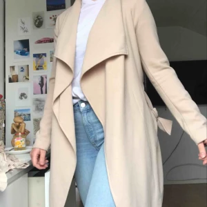  - Superfiiiin kappa, perfekt för våren. Jätte bra skick!!! 😍😋🥰