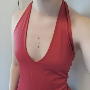  - Fin halterneck top i rött tyg. Lite sådär baddräktsaktigt tyg. Frakt inräknad i priset. Samfraktar gärna 🌺