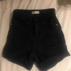  - Svarta jeansshorts ifrån Gina Tricot