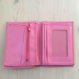  - Rosa plånbok med jättemånga fack! Några små fläckar på utsidan men de går säkert att tvätta bort med vatten