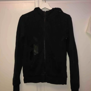  - Huvtröja med dragkedja från Peak performance, som allt annat jag säljer här är det inte min stil längre:) den sitter tajt frakt tillkommer💕 