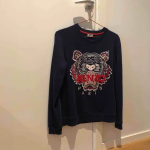  - Kenzo collegetröja, storlek XS. Använd endast ett fåtal tillfällen. 
