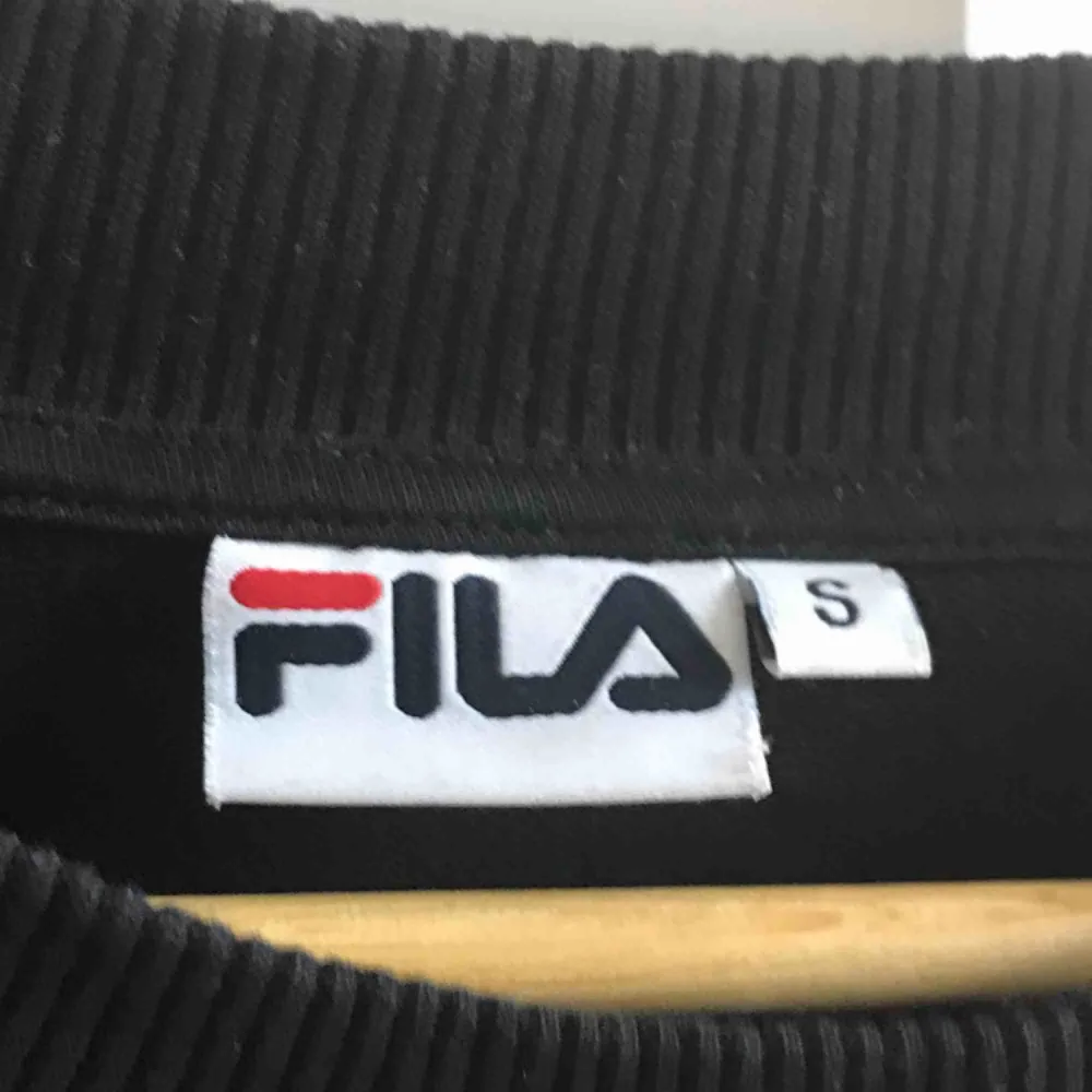 Skitcool FILA sweatshirt, jättebra skick, inget fel med den, har vara tröttnat. Orginalpris: 699kr säljer den för 350kr. Hoodies.