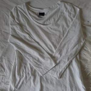  - Fin båtaringad vit trikå tröja med trekvarts ärmar från gina Tricot. Frakt 18kr betalning via swish 