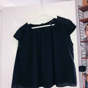  - Svart blus från Mango. Skickas mot frakt eller möts upp i centrala Stockholm.