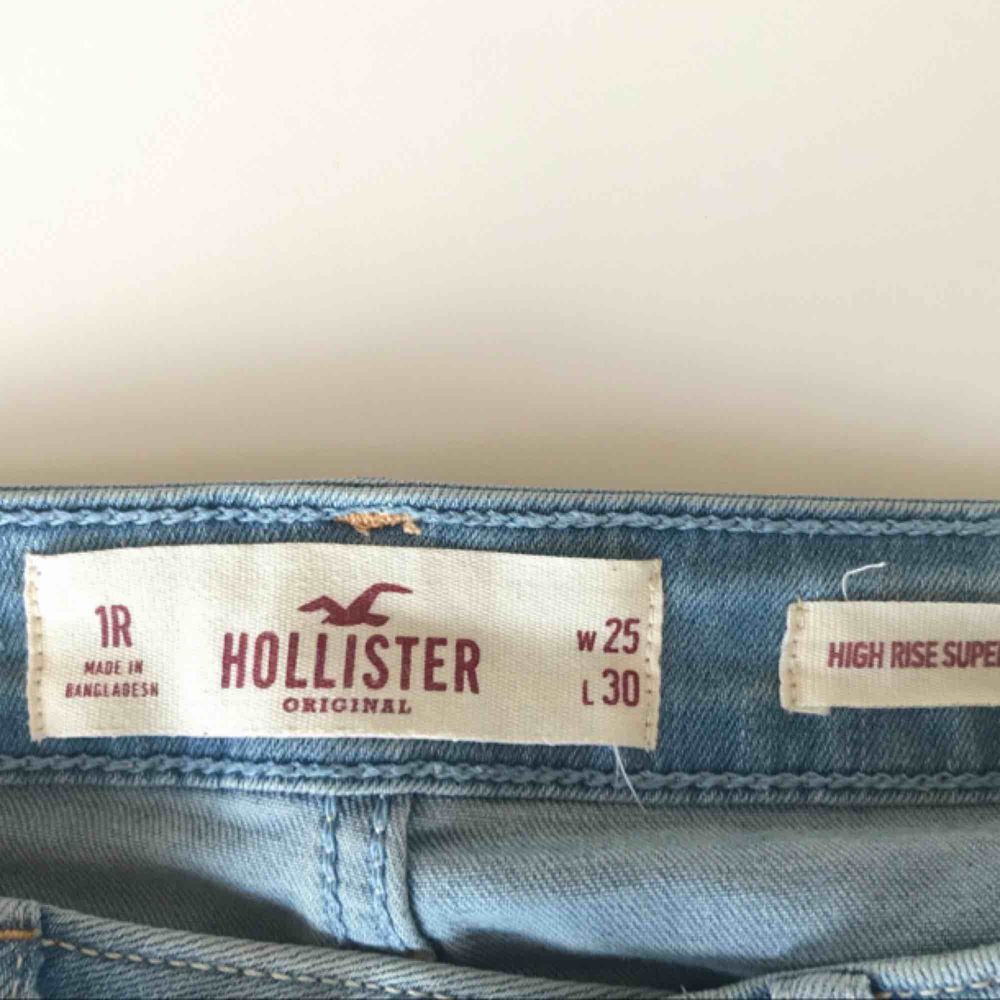 Ett par ”high rise super skinny” jeans från hollister🍀 endast provade. Frakt står köparen för men pris kan diskuteras vid snabb affär🌺. Jeans & Byxor.