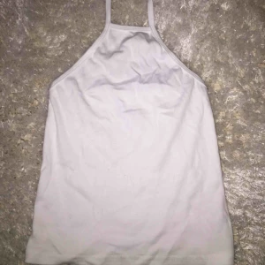  - Ett ”linne” som man knyter vid halsen, super fin och basic