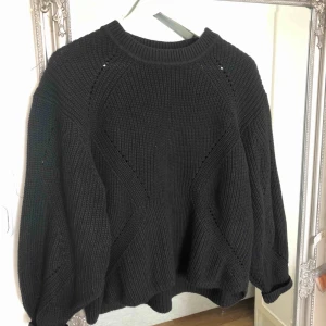 - Stickad tröja med balongärmar från HM. Storlek S.
