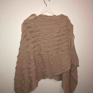  - Super fin beige poncho från Pieces. Använd max 1 gång, som ny. Inte bara super fin utan även super skön. 