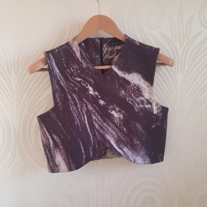  - Super cool och skön topp från Zara, passar S och M. I bra skick! Frakt betalas av köparen eller så kan vi träffas vid centralen eller täby! 