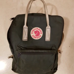  - Mörkblå kånken i välanvänt skick. Bytes mot en kånken i annan färg i liknande skick!!! 