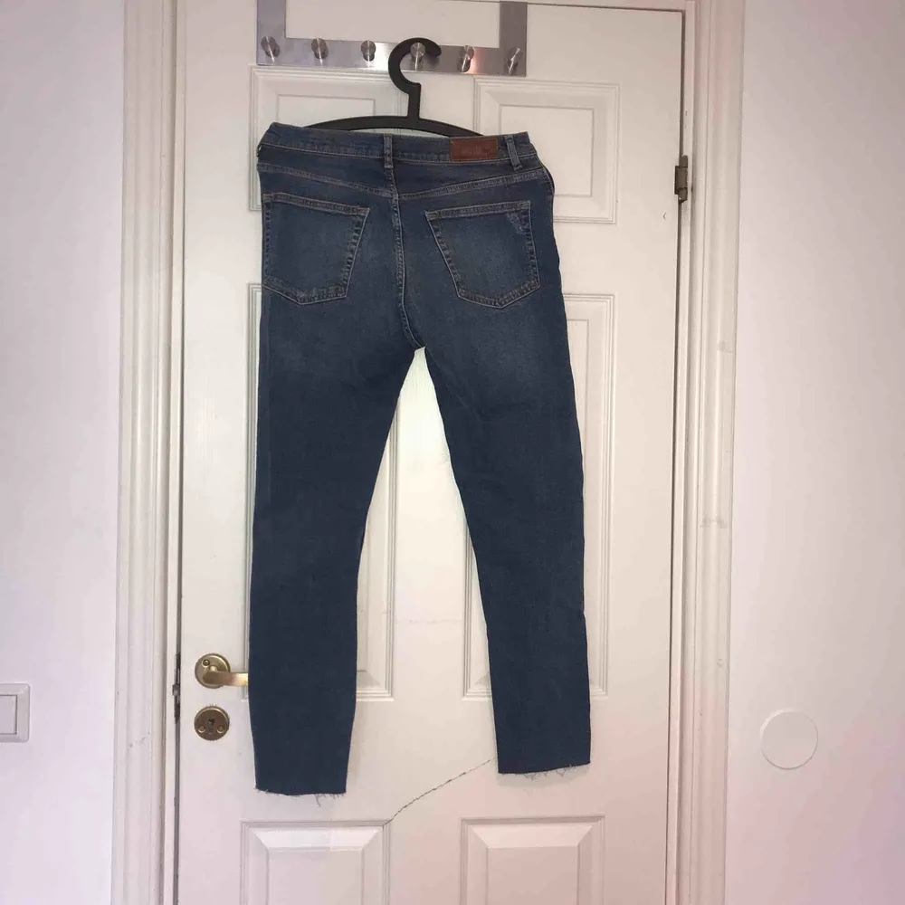 Ett par slitna blåa Mum-jeans som är använda max 3 gånger så alltså i väldigt bra skick! Kan mötas upp i Uppsala eller så står köparen för frakten!:). Jeans & Byxor.
