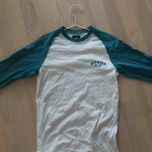  - vit och turkos dickies baseball tee. köpare står för frakt
