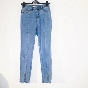 - Superfina ljusblå jeans från NAKD. Modellen är "Highwaist skinny front slit jeans". Fler bilder kan skickas vid intresse! I bra skick men tyvärr för små för mig.. 