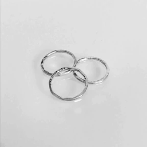  - Tre fina tunna ringar i äkta silver,  stämplad 925, storlek 15 (15mm) frakt ingår