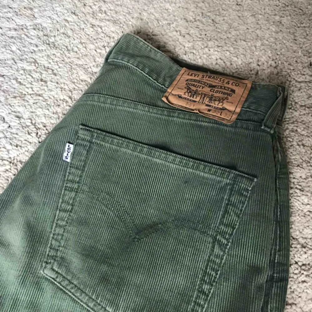 Gröna vintage manchesterbyxor från Levi’s. Riktigt bra kvalité och skick på dessa.  Fråga om det är något du undrar över. . Jeans & Byxor.