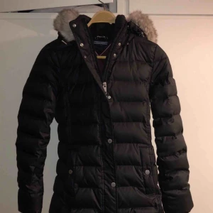  - I fint skick, dunjacka i storlek XS, figursydd och svart. Luvan är avtagbar! 