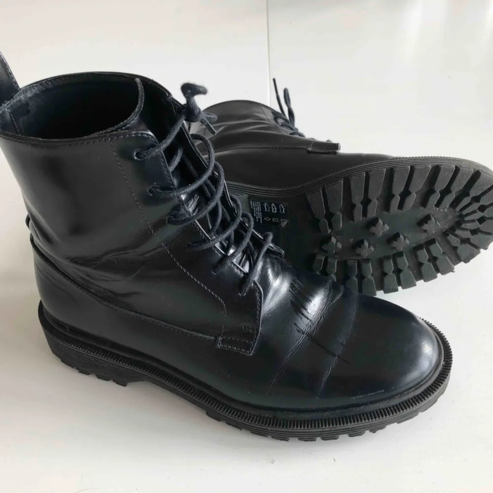 SS 18. Boots i skinn utan foder. Använda fåtal gånger. Nypris 1500kr. Köparen står för evt frakt. . Skor.