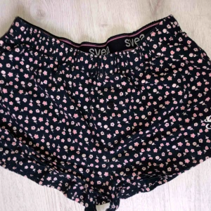  - Super mysiga pyjamas shorts + frakt