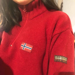  - Röd stickad tröja från Napapijri. Köpt på second hand och aldrig använt så den är i mycket bra skick. Strl S. Väldigt mysig och snygg tröja! Jag fraktar.