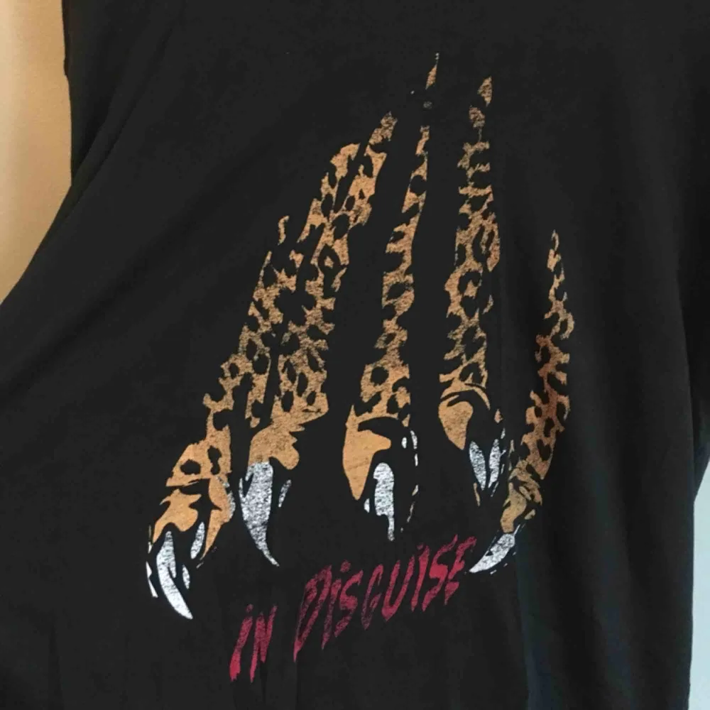 T-shirt från stories med leopardtryck. Oversize. 65 kr frakt på allt som inte kan hämtas upp i Gbg ✨. T-shirts.