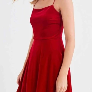  - Röd velvetklänning från urban outfitters. Superfin med tunna spaghettiband. 