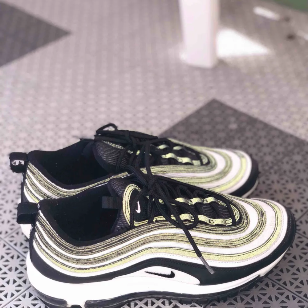 Säljer mina nike 97or helt nya har använt två gånger. Ordinarie pris 1800 kan mötas upp i Västerås o frakta men det står köparen för. Passar 39-40. 🤍🖤. Skor.