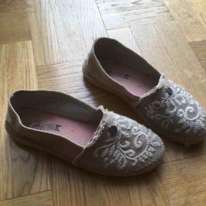  - Skor från Odd Molly i storlek 39. Använda men i fint skick. Köparen står för frakt (50kr). Skicka om ni har frågor. 