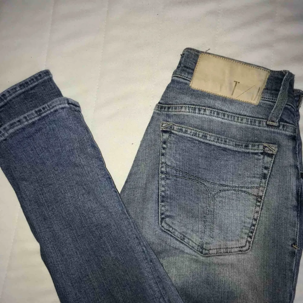 Ett par Tiger of Sweden jeans i väldigt bra skick! Köptes nya för cirka 2 år sedan men säljer nu pga de blivit lite för små. Fraktar endast där köparen står för fraktavgiften!💖. Jeans & Byxor.