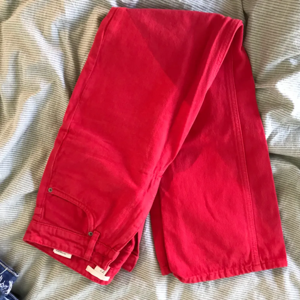 Röda flared jeans från hm. I gott skick!  Köparen står för frakt . Jeans & Byxor.