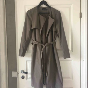  - Fin vårkappa med fickor, som jag inte använt på länge från only, köpt för ca 450kr och säljs nu för 199kr. Kan mötas upp i Stockholm eller skicka mot extra fraktkostnad💕