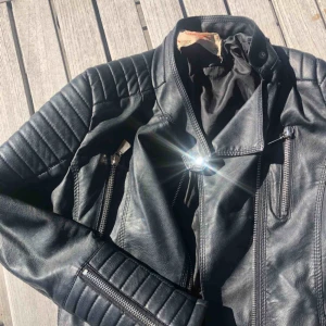  - Skinnjacka från Chiquelle i storlek 38, men är liten i storlek (motsvarar Small skulle jag säga)  Originalpris: 699kr  Använd ett fåtal gånger  De sista två bilderna är inte mina  Skriv gärna om du har frågor! :-)