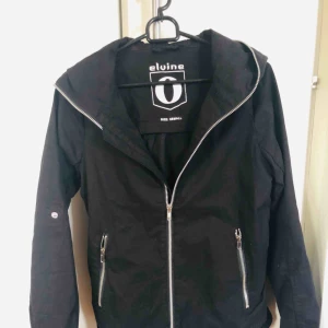  - Oanvänd vårjacka i 100 % bomull  Nypris 1100kr