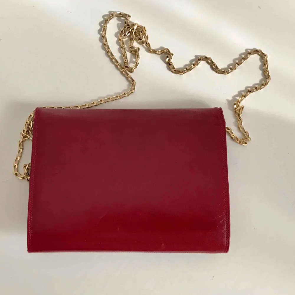 Vintage Lexiapel italienskt mörkröd läderaftonväska med monogram metall. Familjearv. Mycket fint skick då den knappt är använd. Storlek ca 20 x 15 cm.. Accessoarer.