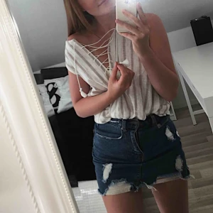  - Ursnygg topp i linne material. Super fin nu till sommaren. Enbart använd en gång (när jag tog bilderna). Om du har några frågor eller vill ha fler bilder är det bara att skriva till mig 😊 Frakt betalar köpare.