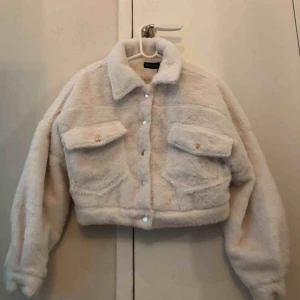  - Helt ny trendig ”trucker jacket” från Pretty Little Thing! Strl 36. Alla lappar kvar, fick precis hem den och den är fel storlek för mig så tänkte kolla här innan jag skickar tillbaka den. Passar perfekt nu i vår men även till hösten☺️