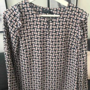  - Mönstrad blus från MQ ( Stockhlm LM) i gott kvalite. Säljes pga för liten. 