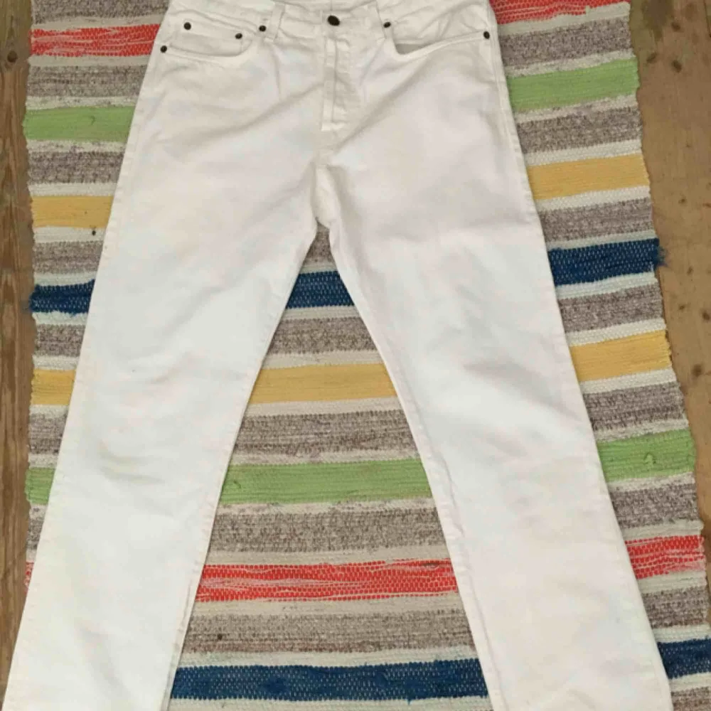 Vita supreme jeans. bra skick. lite fläckiga i kanten därav priset.. Jeans & Byxor.