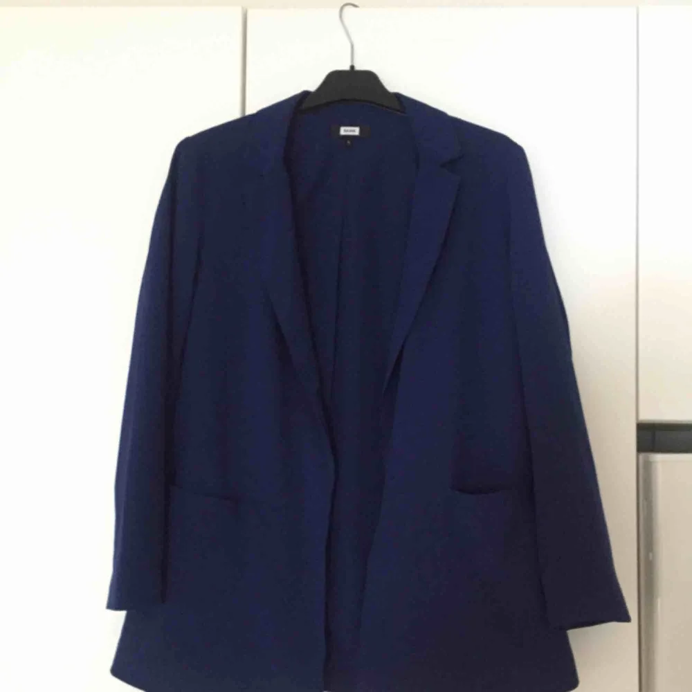 Blå oversize blazer från Bikbok strl S  📬 Frakt: 55 kr blå påse eller 63 kr spårbart . Kostymer.