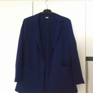  - Blå oversize blazer från Bikbok strl S  📬 Frakt: 55 kr blå påse eller 63 kr spårbart 