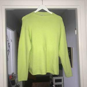 en neongrön tröja från weekday🌟 står att den är xs men är väldigt oversized så passar även dig som är S/M🦖 köparen står för frakten