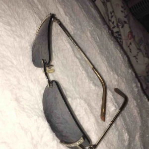  - Äkta 2000s brillor i bra skick, lite repor om man kollar noga. 40kr plus frakt