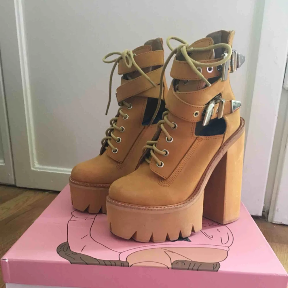  Jeffrey Campbell ABNER Stl. EU 36 / US 6 Säljer dessa maxade klackar! Använda 2-3 ggr, har några märken (se bild) men annars i superbt skick. Nypris 1500 kr. Finns för upphämtning i Malmö eller skickas mot frakt 🧡. Skor.