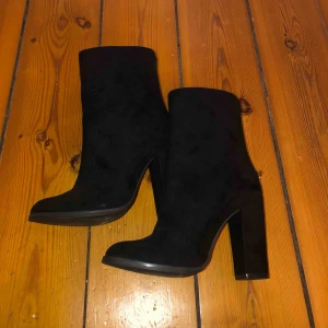  - Skit snygga klackar runt 8-10 cm höga! Säljer på grund av dem är för små för mig. Dem är aldrig använda! Köpare står för frakt. 