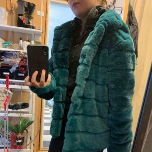  - Faux fur jacka från tessie. Nypris 799kr. Aldrig använd.  Bättre bilder kommer. 