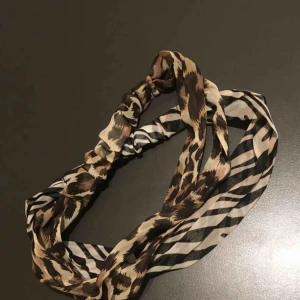  - 2st hårband - ett leopardmönstrat och ett zebra mönstrat  Hämtas i Bromma eller skickas, köparen står då för frakt (9kr)